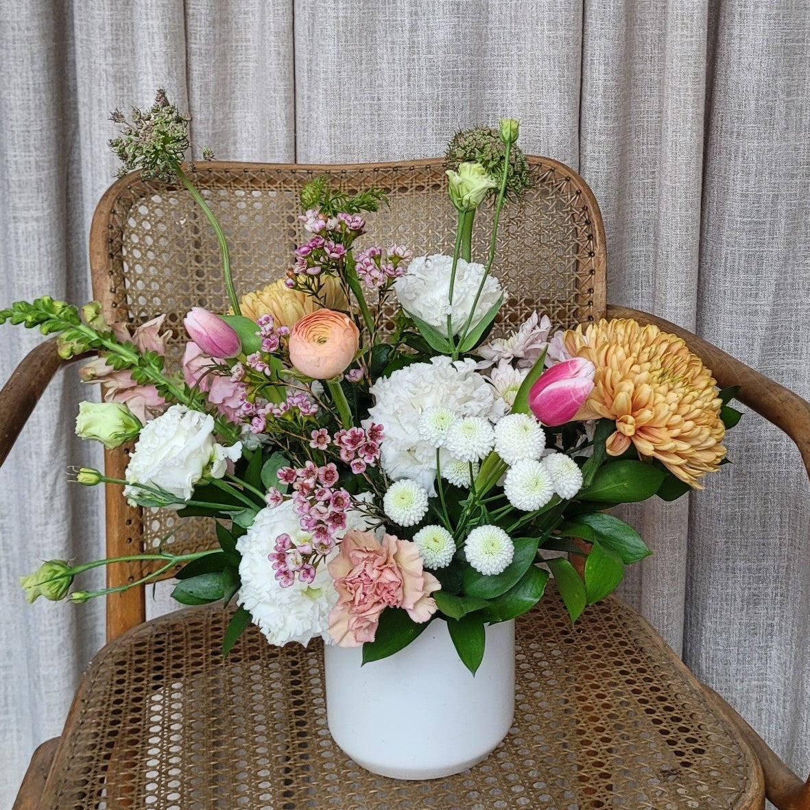 Arrangement for funeral urn