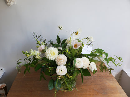 Arrangement for funeral urn