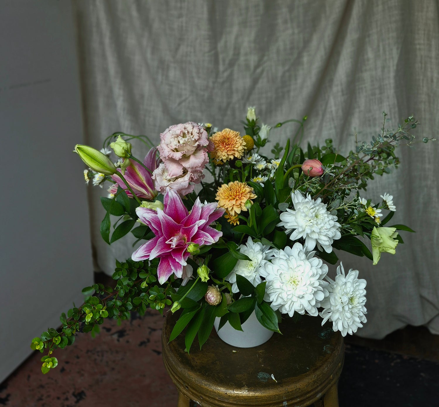 Arrangement for funeral urn